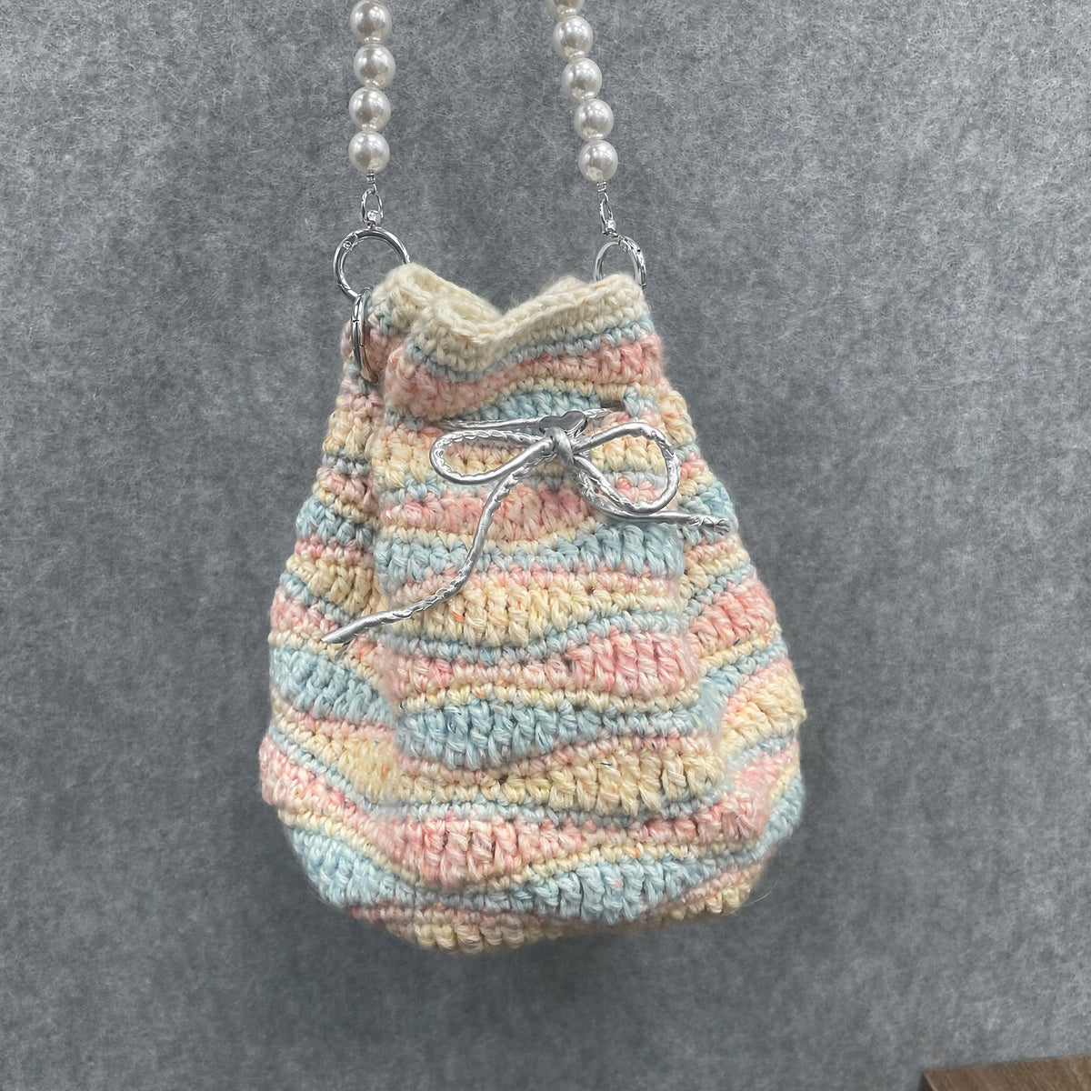 【手編みキット】Mousse Bag(ムースバッグ)|4色淡色ミックスの巾着バッグ|Mousse Cotton使用|パールチェーン&ハートチャーム付き|オールインワンキット|編み図・動画付き