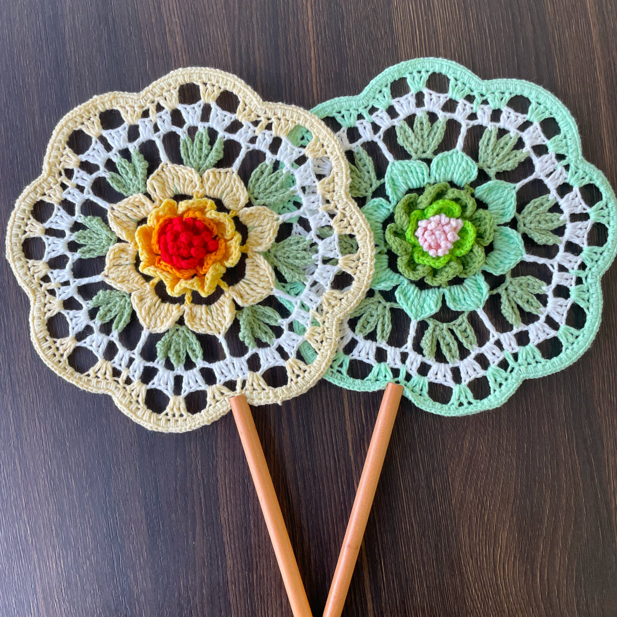 【手編みキット】Ami Uchiwa(あみうちわ)|椿シリーズ|毛糸で作る編みうちわ|花びら型フレーム付き|立体的な椿モチーフ|編み動画付き