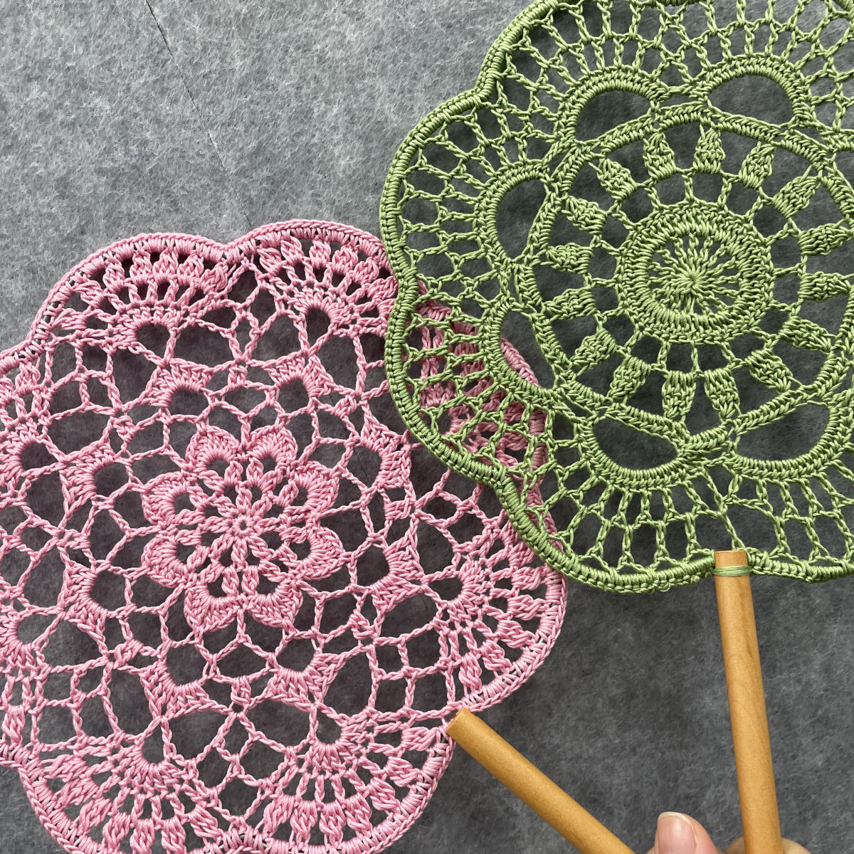 【手編みキット】Ami Uchiwa(あみうちわ)|レースシリーズ|毛糸で作る編みうちわ|花びら型フレーム付き|ドイリーのような繊細なレース模様|100%コットン|編み図付き(一部動画あり)