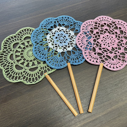 【手編みキット】Ami Uchiwa（あみうちわ）｜レースシリーズ｜毛糸で作る編みうちわ｜花びら型フレーム付き｜ドイリーのような繊細なレース模様｜100％コットン｜編み図付き（一部動画あり）