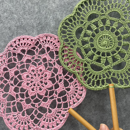 【手編みキット】Ami Uchiwa（あみうちわ）｜レースシリーズ｜毛糸で作る編みうちわ｜花びら型フレーム付き｜ドイリーのような繊細なレース模様｜100％コットン｜編み図付き（一部動画あり）
